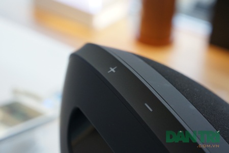 Đập hộp loa di động Harman Karrdon Onyx Studio - 5 Có 2 phím bấm tăng giảm âm lượng bằng phím cứng được đặt ở đỉnh loa.