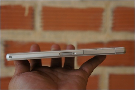 Ngắm Xperia Z2 màu trắng đẹp mắt tại Việt Nam - 6 Khe cắm thẻ microSD bên cạnh phải.