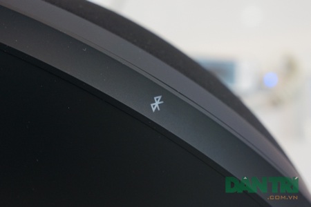 Đập hộp loa di động Harman Karrdon Onyx Studio - 6 Biểu tượng kết nối Bluetooth để người dùng có thể pair với thiết bị được đặt ở cạnh trái.