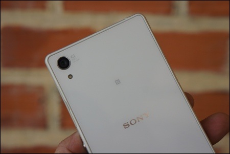 Ngắm Xperia Z2 màu trắng đẹp mắt tại Việt Nam - 9 Camera 20,7 Mpx cảm biến Exmor RS, ống kính G Lens khẩu độ f/2.0.
