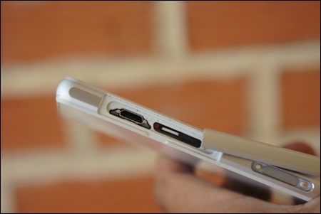 Ngắm Xperia Z2 màu trắng đẹp mắt tại Việt Nam - 8 Cộng sạc và microSIM nằm cạnh trái.