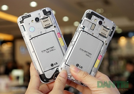 Đập hộp bộ đôi LG L Series III mới nhất tại Việt Nam - 10 Nắp máy có thể tháo rời.