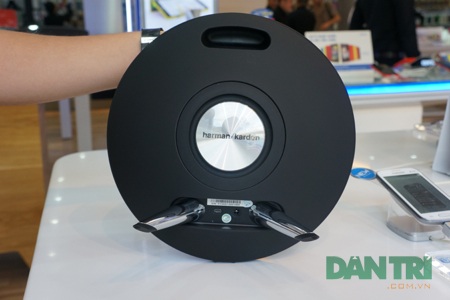 Đập hộp loa di động Harman Karrdon Onyx Studio - 10 Mặt sau.