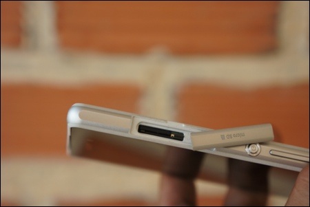 Ngắm Xperia Z2 màu trắng đẹp mắt tại Việt Nam - 7 Khe cắm thẻ microSD bên cạnh phải.