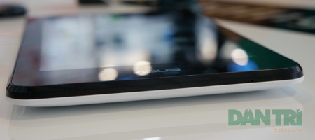 Cận cảnh tablet 7 inch hỗ trợ 2 SIM 2 sóng đầu tiên của Asus - 9 Trong khi cạnh dưới trơn.
