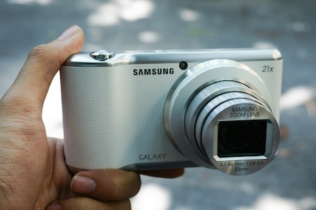 Galaxy Camera 2 có thiết kế các cạnh bo tròn mềm mại, đem đến cảm giác dễ cầm và nhẹ hơn.