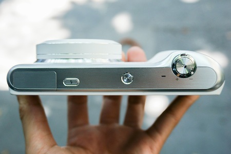 Mặt trước của máy được làm bằng chất liệu nhựa da, thay vì sử dụng bề mặt láng như sản phẩm trước.