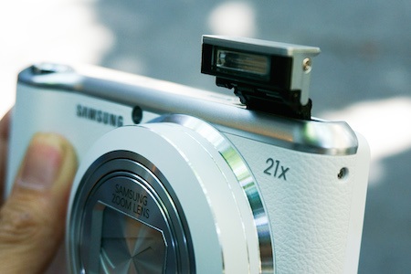 Đèn flash của Galaxy Camera 2 được thiết kế tốt hơn, dễ sử dụng và có khả năng hướng lên trời.