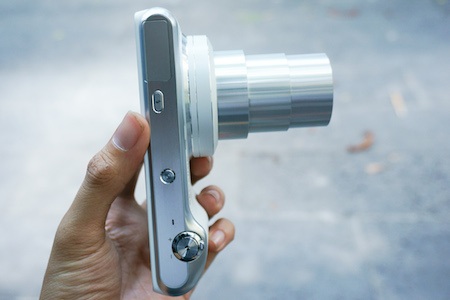 Máy vẫn sở hữu ống kính zoom quang học 21X cho khả năng tiếp cận chủ thể ở xa.