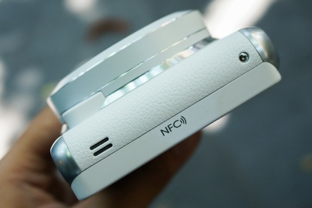 NFC là kết nối được bổ sung ở cạnh bên trái, theo hướng nhìn từ phía màn hình.