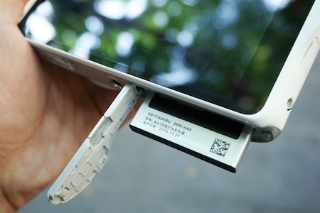 Galaxy Camera 2 sử dụng pin dung lượng 2.000 mAh có thiết kế dày hơn thế hệ trước.