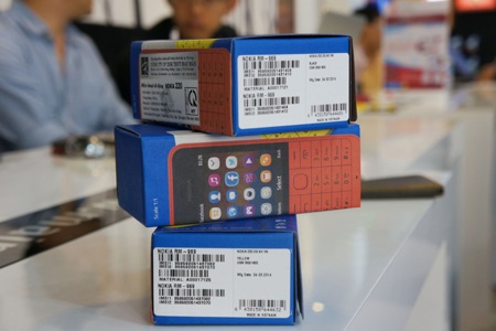 Điện thoại Internet rẻ nhất bất ngờ được bán ra thị trường - 2 Đập hộp sản phẩm.