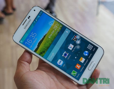 Hàng xách tay: Nên hay không? - 1 Galaxy S5 xách tay hiện có giá vào khoảng 15,6 triệu đồng.