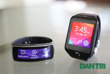 Vì sao đồng hồ thông minh "ế ẩm" tại Việt Nam? - 1 Gear Fit - phiên bản mà Dân Trí đang cầm trên tay là hai thiết bị đeo tay có màu sắc chính là đen.