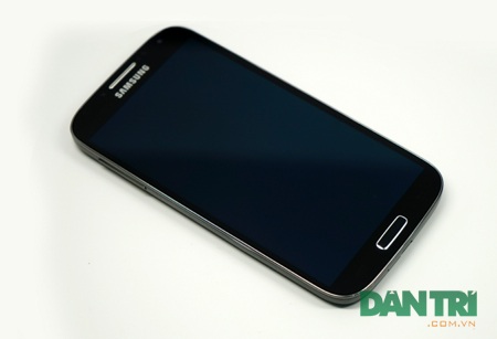 Đập hộp Galaxy S4 phiên bản đặc biệt tại Việt Nam - 3 Màu đen là màu chủ đạo của phiên bản Black Edition.