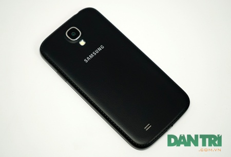 Những smarphone giảm giá mạnh trong tháng 6/2014 - 4 Nắp lưng là khác biệt lớn nhất so với Galaxy S4 bản thường.