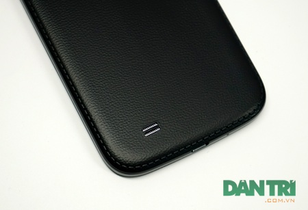 Đập hộp Galaxy S4 phiên bản đặc biệt tại Việt Nam - 5 Nó tựa như Galaxy Note 3 với thiết kế giả da.