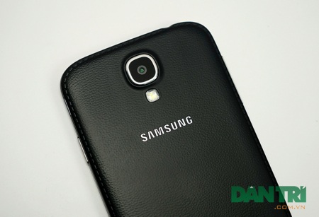 Đập hộp Galaxy S4 phiên bản đặc biệt tại Việt Nam - 6 Trông máy sang trọng và chống bám bẩn tốt hơn phiên bản thường.