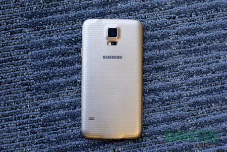 Mặt sau với màu vàng nổi bật hơn so với iPhone 5s vàng.