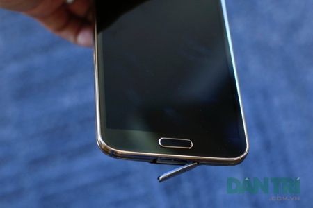 Khung viền được phủ màu vàng cùng tông với lớp vỏ, làm nổi bật màn hình đen đẹp mắt.