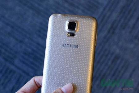 Người dùng sẽ thấy màu vàng thật sự nổi bật hơn hẳn so với các màu sắc khác.