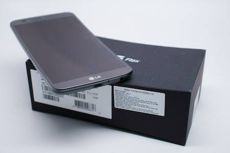 Loạt smartphone giảm “sốc” trong quý II/2014 - 3 Hộp máy cũng có thiết kế cong như thiết kế của điện thoại.