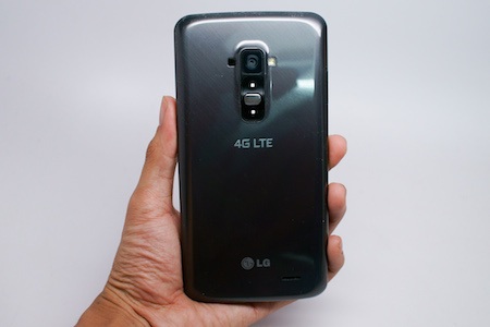 Mở hộp LG G Flex màn hình cong chính hãng tại Việt Nam - 5 Mặt lưng của máy bao gồm camera, cụm phím điều khiển phí sau, loa ngoài và logo LG.