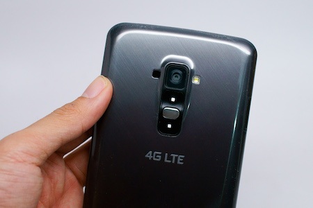 Mở hộp LG G Flex màn hình cong chính hãng tại Việt Nam - 6 Mặt lưng của máy bao gồm camera, cụm phím điều khiển phí sau, loa ngoài và logo LG.