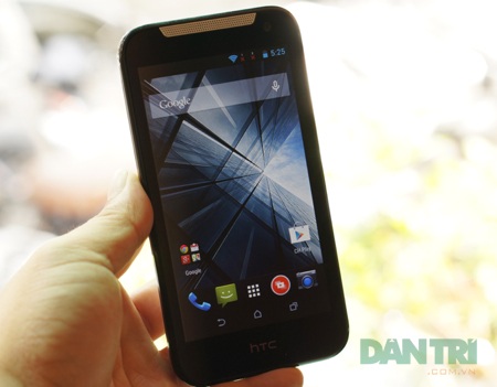 Đập hộp smartphone phổ thông HTC Desire 310 - 16 HTC Desire 310 sử dụng 2 SIM và pin dung lượng 2000 mAh.