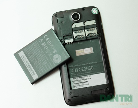 Đập hộp smartphone phổ thông HTC Desire 310 - 17 HTC Desire 310 sử dụng 2 SIM và pin dung lượng 2000 mAh.