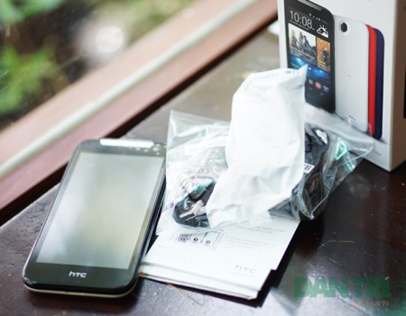 Đập hộp smartphone phổ thông HTC Desire 310 - 2 Toàn bộ phụ kiện đi kèm theo máy.