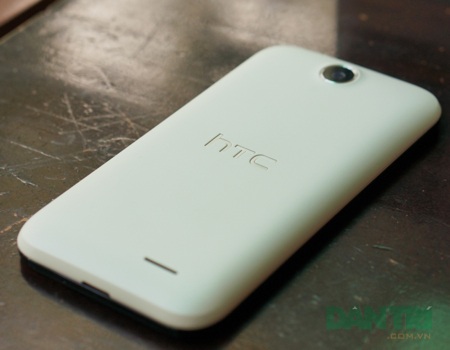 Đập hộp smartphone phổ thông HTC Desire 310 - 3 Toàn bộ mặt sau của máy với thiết kế nhám mịn.