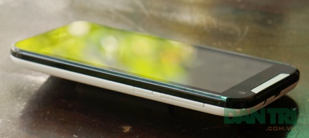Đập hộp smartphone phổ thông HTC Desire 310 - 7 Cạnh phải là nút nguồn và âm lượng.