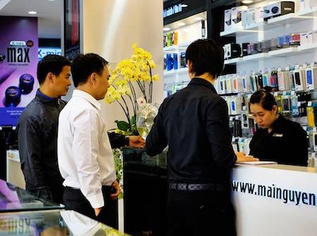 Người dùng đắn đo khi quyết định mua sắm các smartphone cao cấp như hiện nay. 