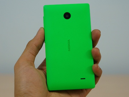 Nắp lưng có với chất liệu hạn chế bám vân tay cùng nhiều màu sắc lựa chọn hấp dẫn.