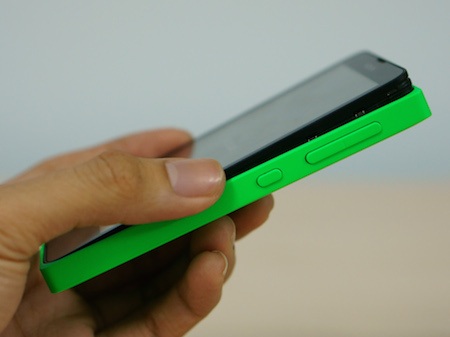 Vỏ máy có thể dễ dàng tháo rời, cạnh phải bao gồm phím nguồn và tăng giảm âm lượng.