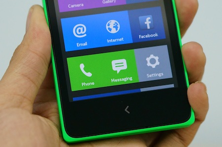 Giao diện mang phong cách của Windows Phone chứa toàn bộ các ứng dụng có sẵn trong máy.