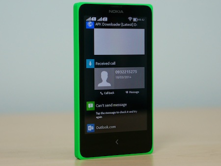 Giao diện mang phong cách của Windows Phone chứa toàn bộ các ứng dụng có sẵn trong máy.