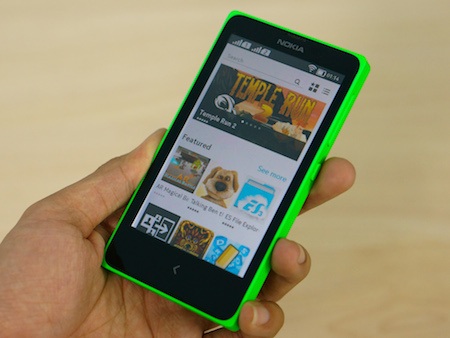 Giao diện mang phong cách của Windows Phone chứa toàn bộ các ứng dụng có sẵn trong máy.