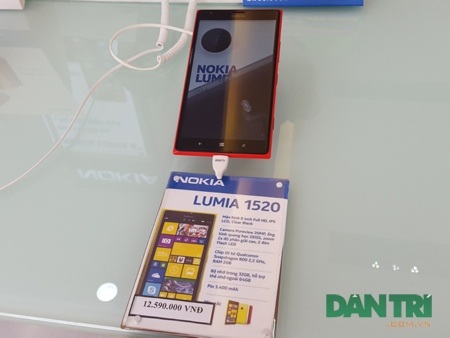 Lumia 1520 được trưng bày tại một chuỗi bán lẻ chính hãng tại TP.HCM.
