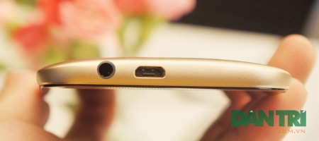 Xuất hiện HTC One M8 Gold đầu tiên về Việt Nam - 6 Cạnh dưới là khe cắm sạc và ngõ ra âm thanh.