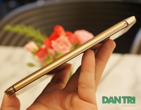 Xuất hiện HTC One M8 Gold đầu tiên về Việt Nam - 5 Khác biệt hoàn toàn so với HTC One là lớp viền bẳng nhựa.