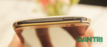 Xuất hiện HTC One M8 Gold đầu tiên về Việt Nam - 7 Cạnh trên phá cách với lớp vỏ đen nhỏ, nơi đây đặt nút nguồn và cổng hồng ngoại.