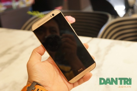 Xuất hiện HTC One M8 Gold đầu tiên về Việt Nam - 8 Cặp loa BoomSound quen thuộc của HTC.