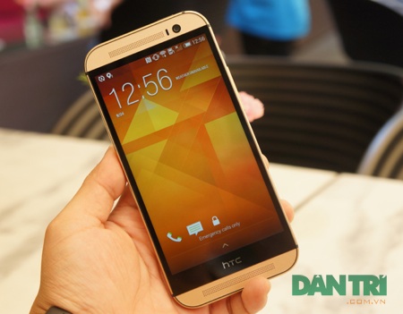 Xuất hiện HTC One M8 Gold đầu tiên về Việt Nam - 10 Màn hình trước 5 inch, các phím bấm được đưa vào bên trong màn hình.