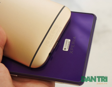 HTC One M8 vàng đọ dáng cùng Xperia Z2 tím - 4 Trên tay phóng viên
