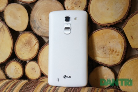 Mặt sau với cụm phím độc đáo quen thuộc của LG.