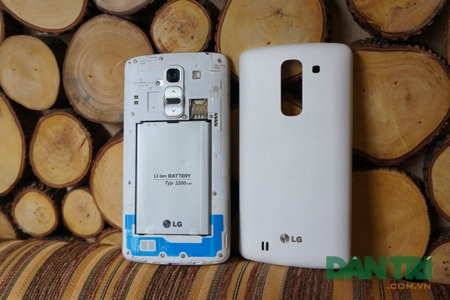 Nắp lưng có thể tháo rời.