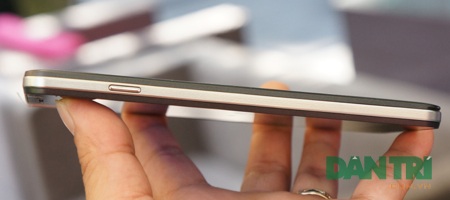 Thêm một thương hiệu điện thoại Việt gia nhập cuộc đua smartphone - 5 Cạnh phải là phím nguồn.