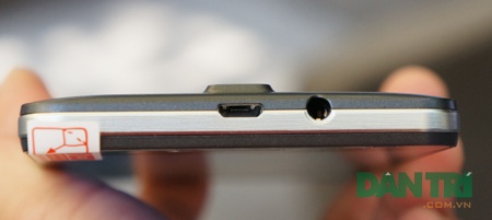 Thêm một thương hiệu điện thoại Việt gia nhập cuộc đua smartphone - 8 Cạnh trên ngõ ra âm thanh và cổng sạc.